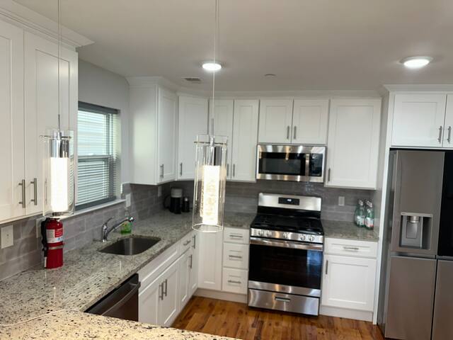 NYC 3Beds/3BR/EWR/Dntw Modern X Comfort Meets Home gallery image 3