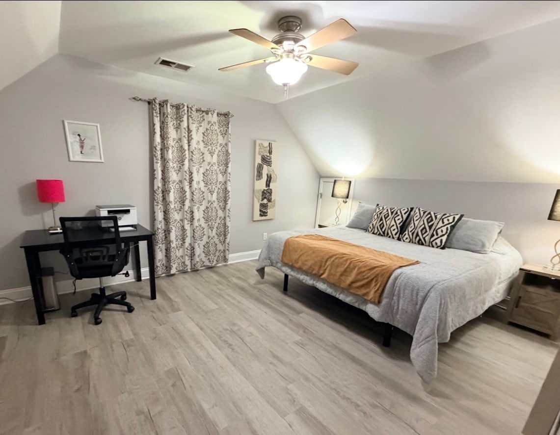 El tercer dormitorio está equipado con una lujosa espuma viscoelástica tamaño king con sábanas exuberantes de alta calidad y ropa de cama de primera calidad. La cama también se apoya en una base que se levanta y baja. La habitación tiene un armario completo y un televisor Roku.