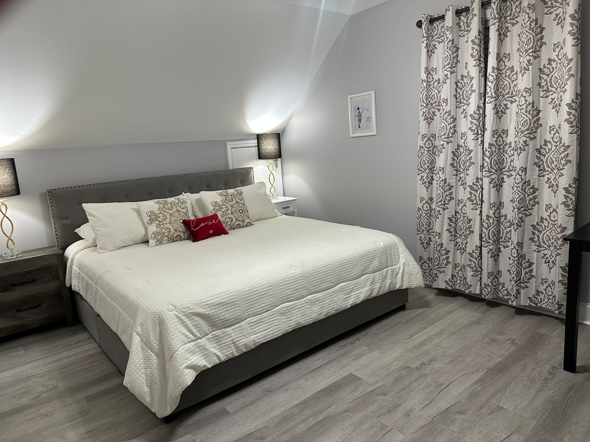 El dormitorio 2 cuenta con una lujosa espuma viscoelástica tamaño king, sábanas exuberantes de alta calidad y almohadas de espuma viscoelástica.  El dormitorio 2 tiene un mini sofá y un televisoroku, así como un armario completo con almohadas y mantas adicionales y ropa de cama adicional. Colchón de aire disponible. 