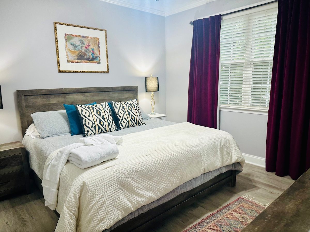 El dormitorio principal está equipado con una lujosa espuma viscoelástica tamaño king, sábanas exuberantes de alta calidad, almohadas de espuma viscoelástica, un vestidor para guardar ropa, cortinas opacas, espejo de cuerpo entero y vestidor.