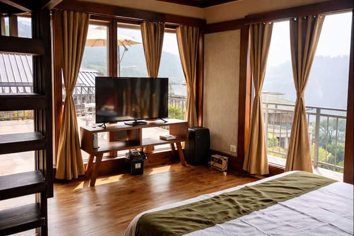 Nyumba ya mbao yenye nafasi kubwa iliyo na mwonekano wa kilima chenye ukungu