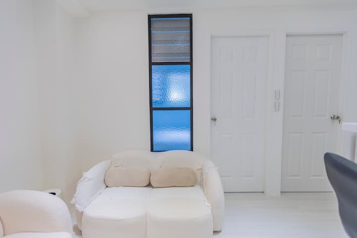 Pink Circle Home (9) 3 minutes from Exit 6 of Ximen Subway
Luggage storage/elevator