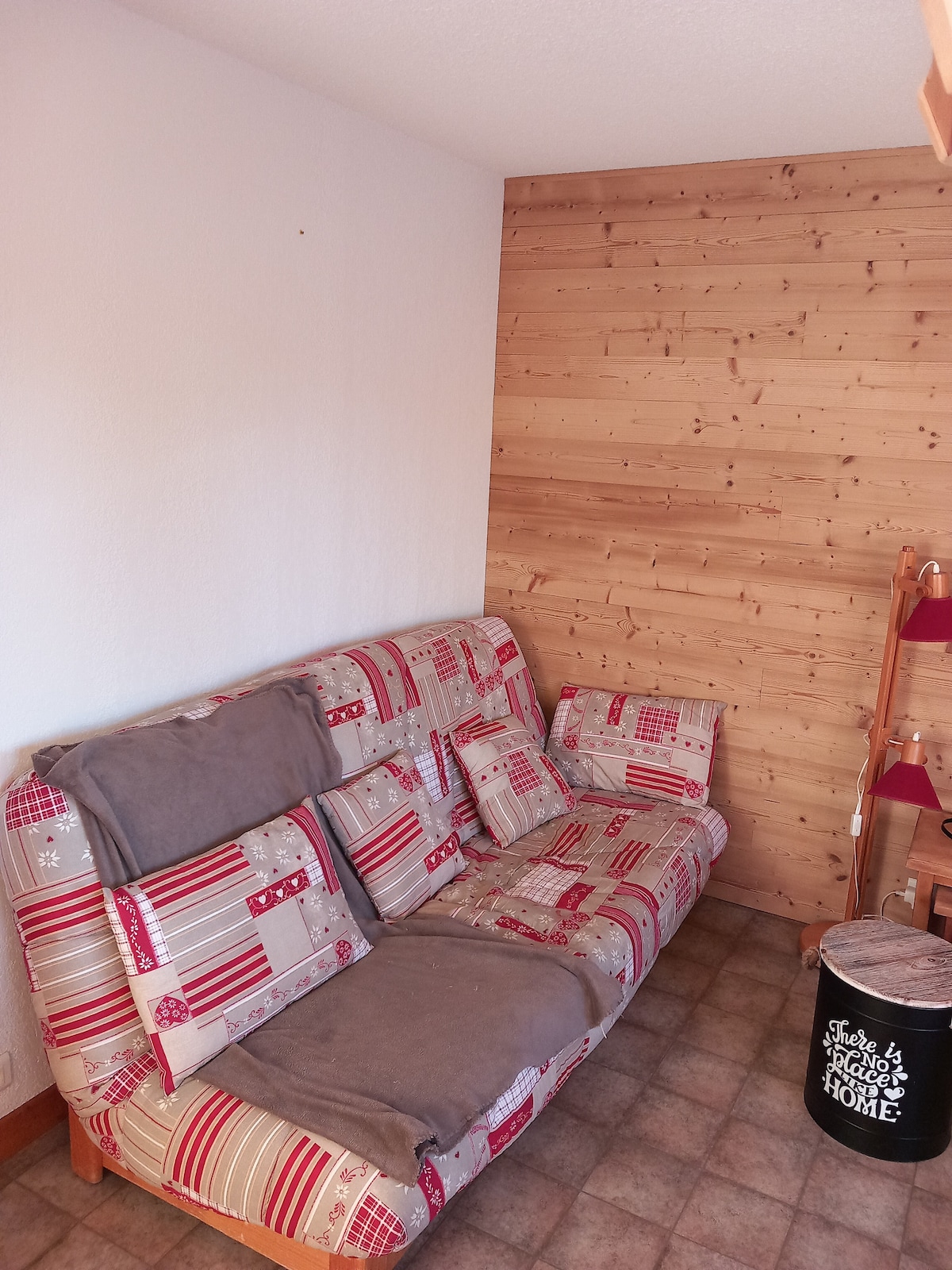 Sleeps 2 in the clic clac: 140 cm dimension
BED LINEN NOT INCLUDED
ANIMALS NOT ALLOWED