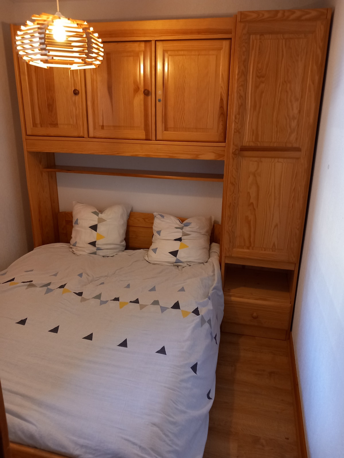 Bed for 2 people in 140 cm
BED LINEN NOT INCLUDED