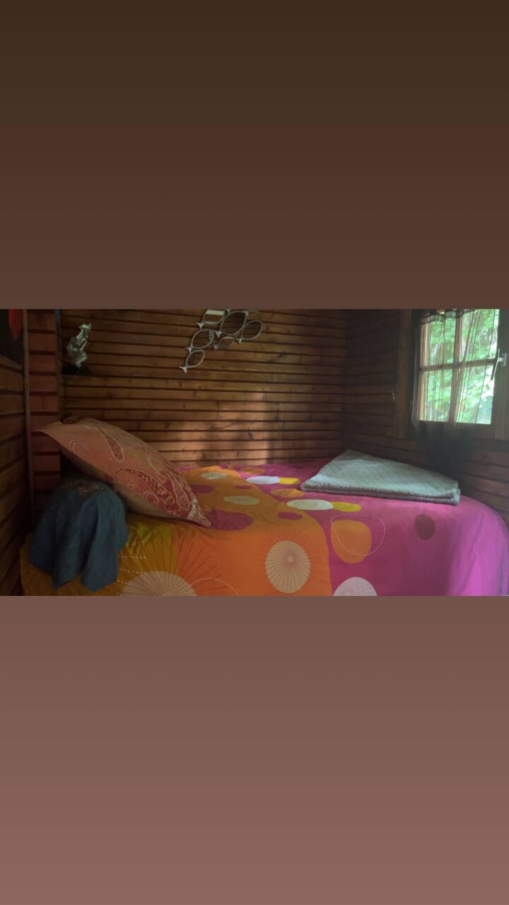 Kitanda 140 x 190 kilicho na mapazia kwa ajili ya faragha zaidi lakini hakuna mlango. 