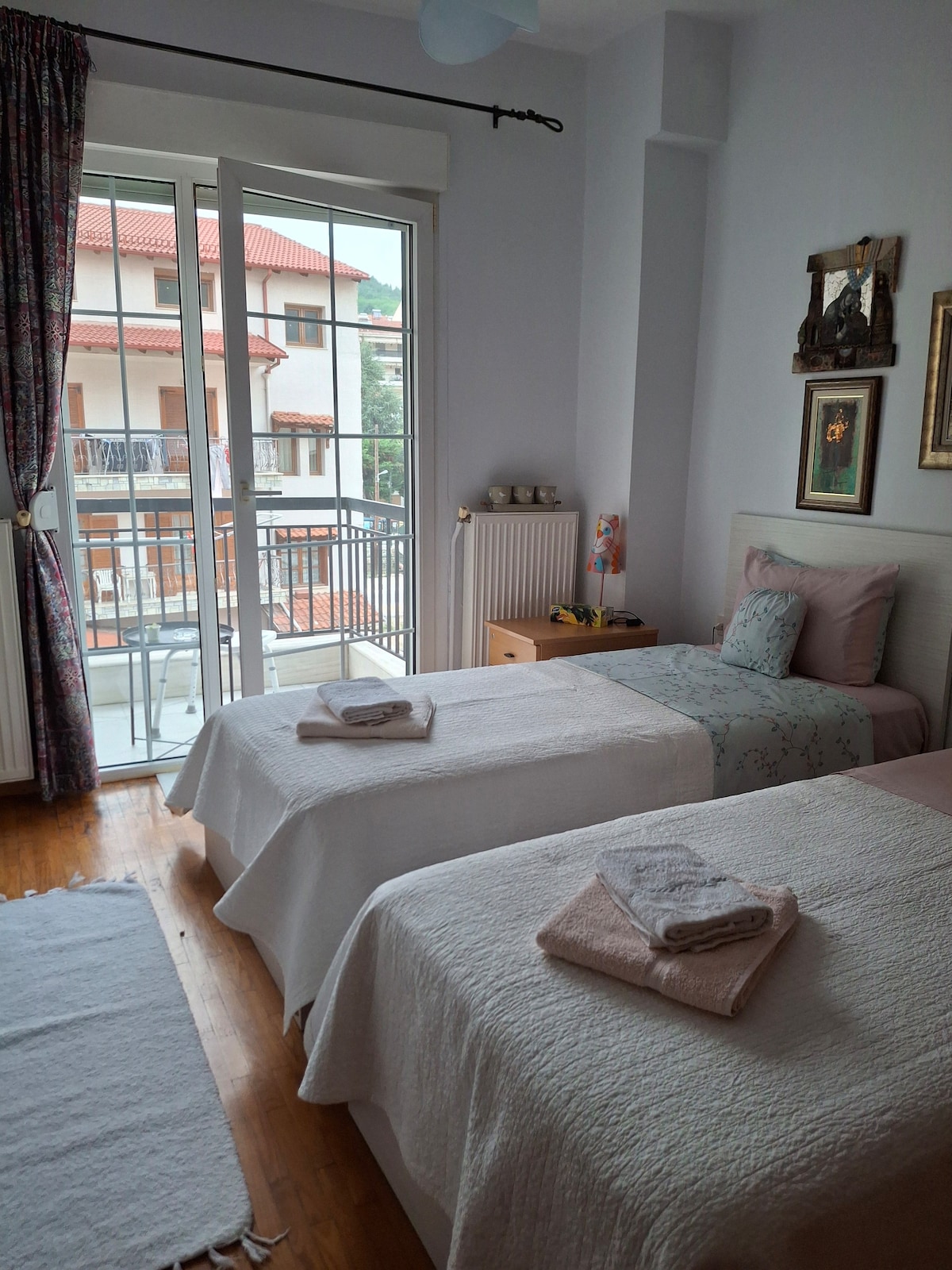 הוא ממוקם באותה דירה, יש שתי מיטות יחיד, ספרייה, קולבים על הדלת.
יש גם פטיו קטן, אוטונומי. 
אם לא תבחרו אותו לאורח השלישי או הרביעי, הנכס הזה לא יהיה זמין!