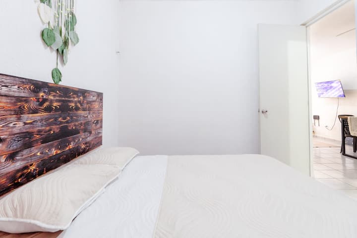 Mooie slaapkamer met tweepersoonsbed, kast, airconditioning, bureau.