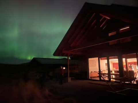 Stunning views, quiet, private, stroll to Winthrop