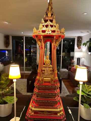 NEW Amazing Modern Thai 3 Bedrm Apt Downtown BKK gallery image 4