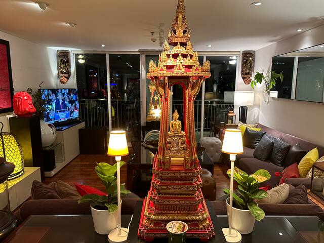 NEW Amazing Modern Thai 3 Bedrm Apt Downtown BKK gallery image 3