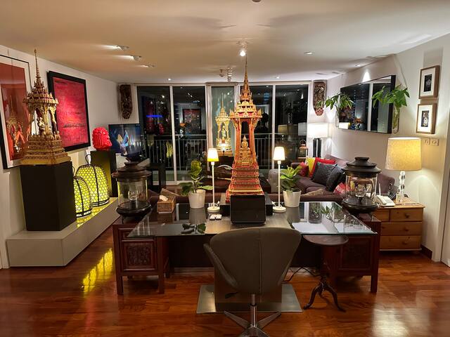 NEW Amazing Modern Thai 3 Bedrm Apt Downtown BKK gallery image 2