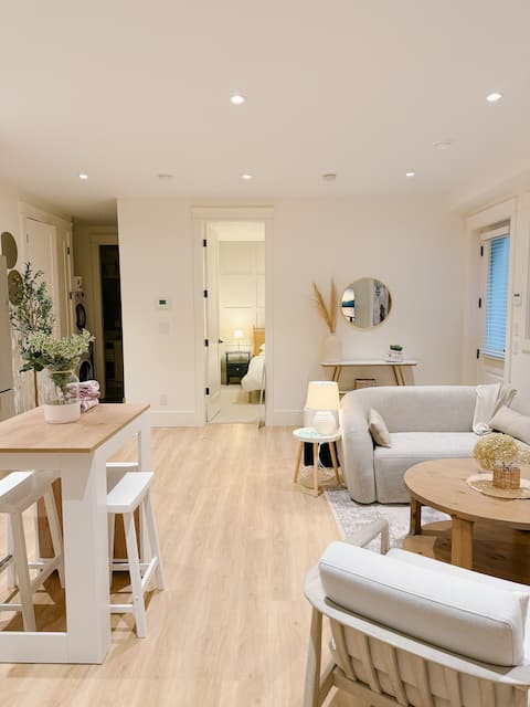Popular Airbnb listing: Gorgeous new two bed suite, North Vancouver in North Vancouver District