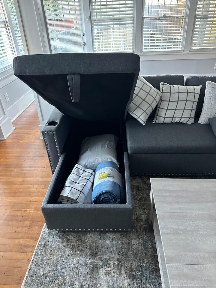 Úložný priestor na gauči s manželskou posteľou