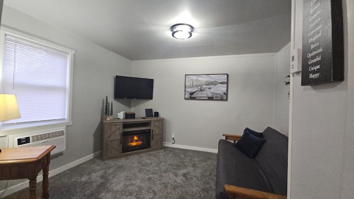 Porch Light Place - Cozy, Quiet & Comfortable! - Wausau, WI