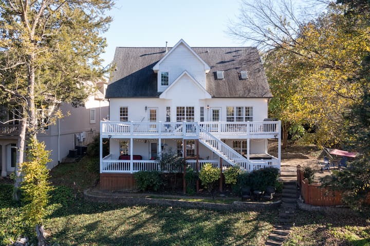 Lower level Lakefront with deck!