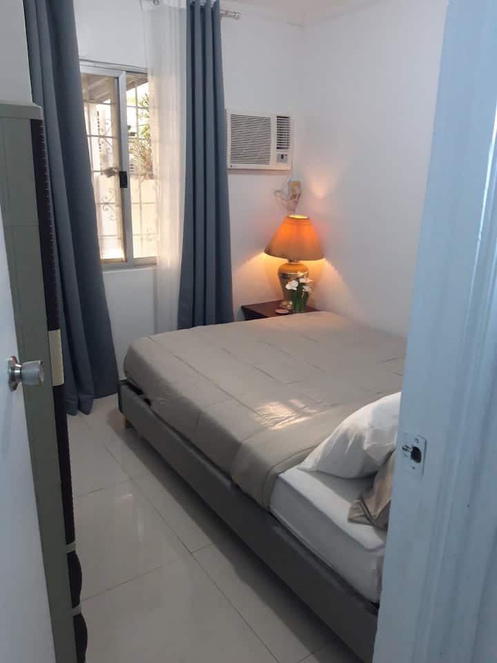 1 spálňa na prízemí s manželskou posteľou. Môže  ubytovať 2 osoby.