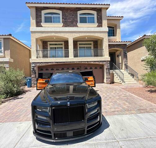 #65 Cheerful Tri-Level 6BD 4K+ SQFT Arcade Games gallery image 2