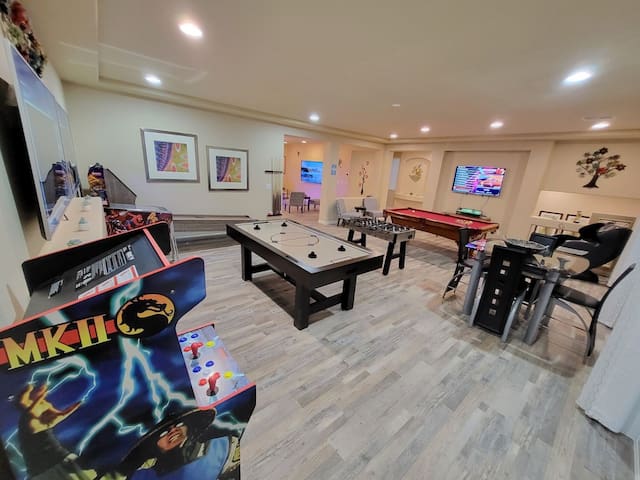 #65 Cheerful Tri-Level 6BD 4K+ SQFT Arcade Games