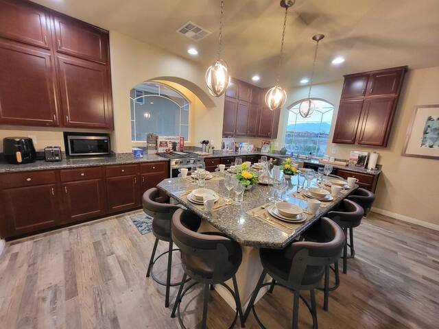 #65 Cheerful Tri-Level 6BD 4K+ SQFT Arcade Games gallery image 5