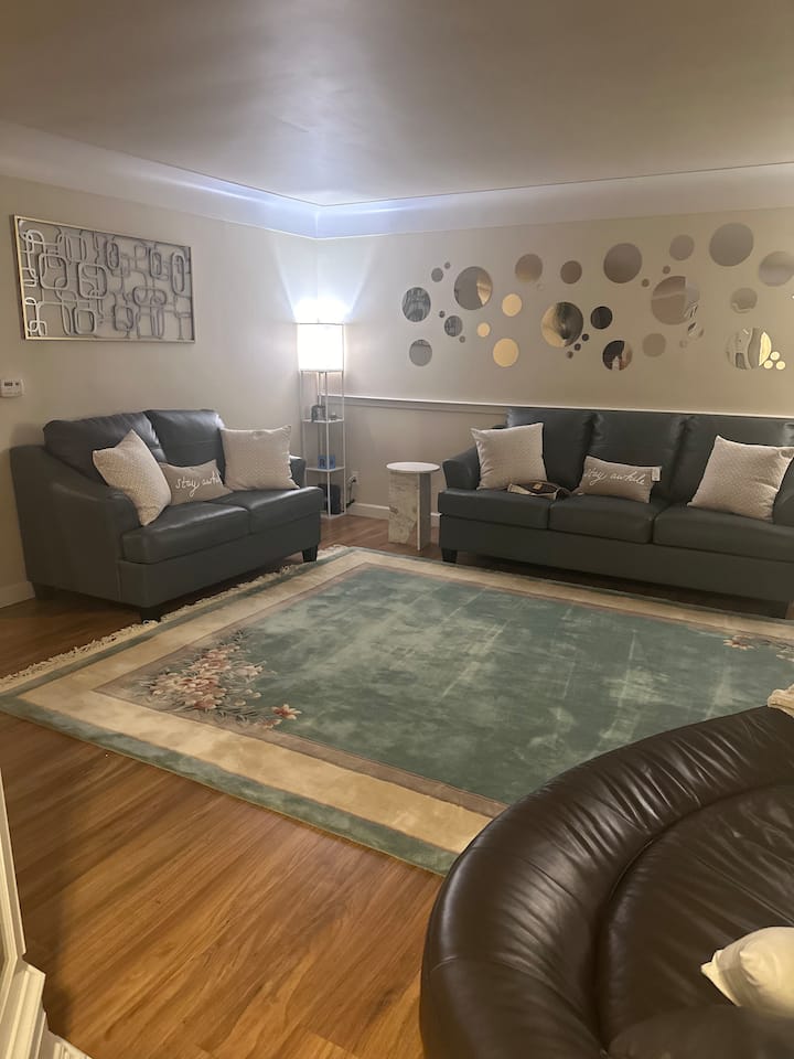 Luxuryvacation In Flint’s Heart - Flint, MI
