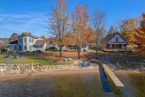 Lakefront Fall Getaway: Holiday Haus, Sleeps 11