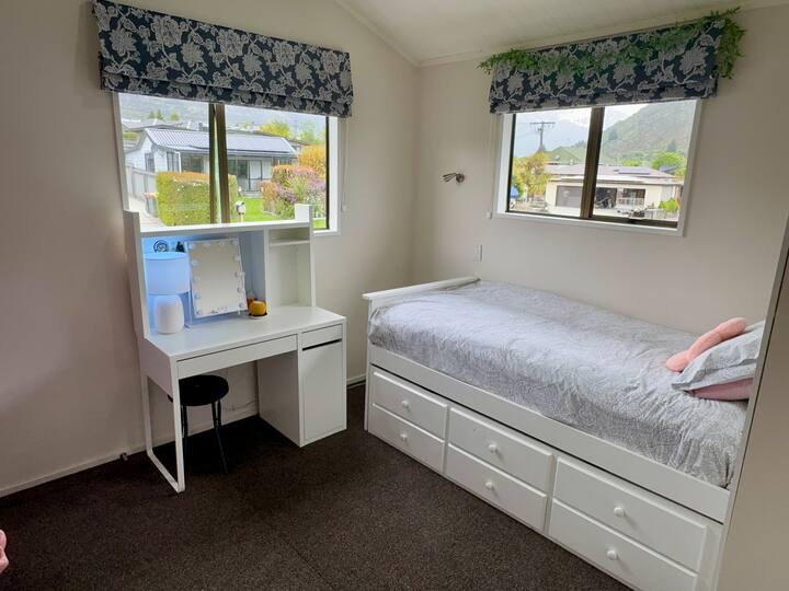 Chumba kidogo lakini kitanda cha mtu mmoja kimejengwa katika trundler na kuna mezzanine ndogo iliyo na ukuta wa kupanda kwa ajili ya watoto kukaa nje. 