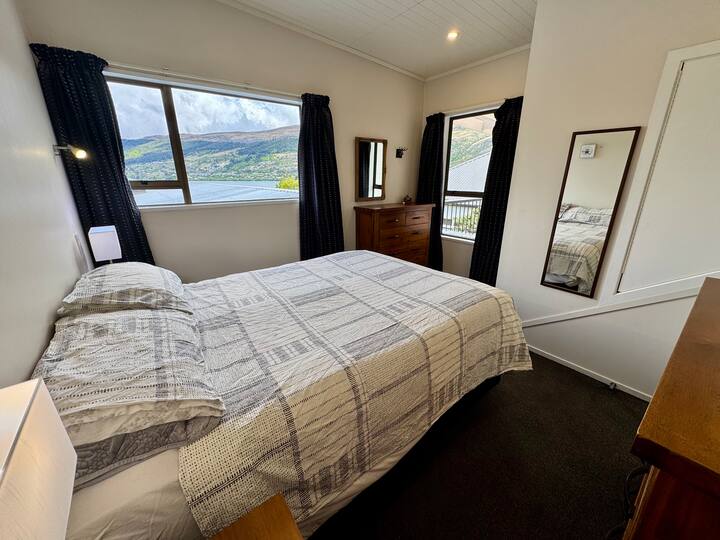 Chumba kikuu cha kulala chenye ufikiaji wa moja kwa moja wa bafu 2