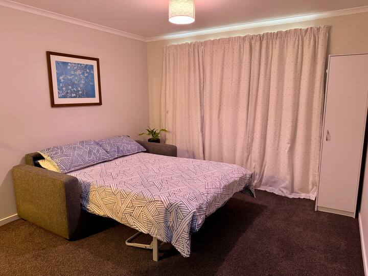 Chumba kikubwa cha baridi kilicho na kitanda cha sofa cha starehe - (wageni mara nyingi hutoa maoni kuhusu jinsi kitanda hiki kilivyo kizuri). Kuna sehemu ndogo ya ofisi katika chumba hiki iliyo na dawati la umbo la L. 