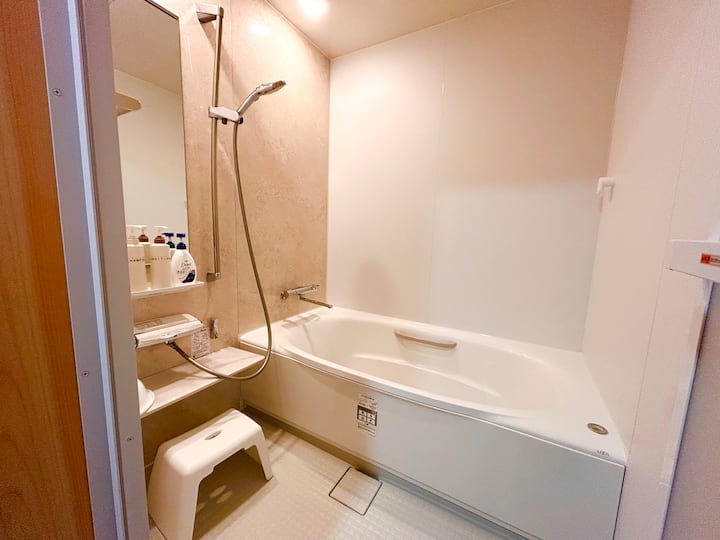 お風呂はフルリフォームいたしました。シャンプー、コンディショナー、ボディーソープがあります。