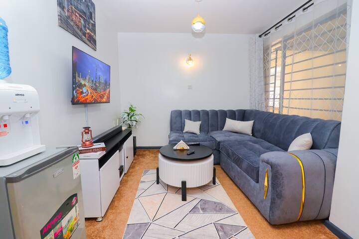 Svijetla i privlačna dnevna soba osmišljena za udobnost i opuštanje. Uživajte u prostranom, udobnom kauču, savršenom za opuštanje  preplavljeno prirodnim svjetlom, uz TV od 43 inča i zvučni bar 