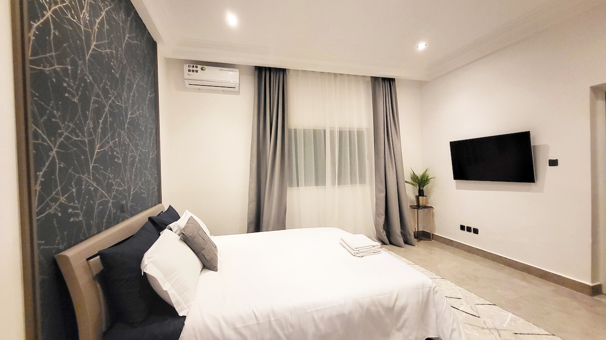 Prostrana soba s punom i udobnom posteljinom + spojeni pametni TV od 46 inča + ormar 