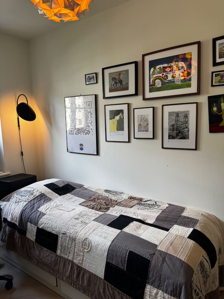 Buď samostatná posteľ (80 cm), alebo ju možno rozšíriť na manželskú posteľ (160 cm).