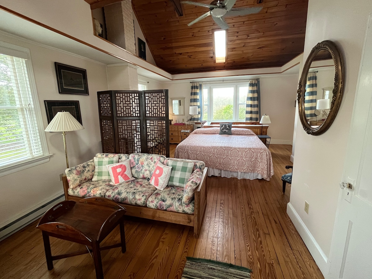 Მე-6 საძინებელი ცალკე როზალის ბინაშია.  Მიმდებარე სტუდიოს ტიპის ბინას აქვს აბაზანა ამ ზედა დონეზე, საწოლის/ მისაღები ოთახის სივრცით. Ამ დონეზეა ფართო შესასვლელიც. Ქვედა დონეზე არის სამზარეულოს სრული სასადილო სივრცე. 