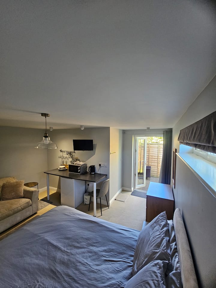 Private Room/private Access - Gloucester