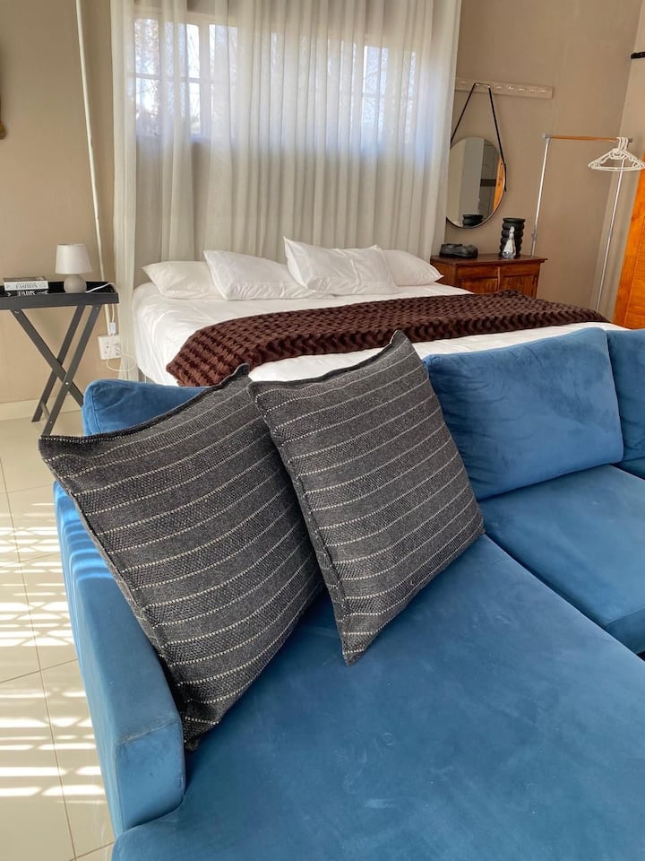 2-br Retreat, For Max 4-guests/ Buhlebendalo - Benoni