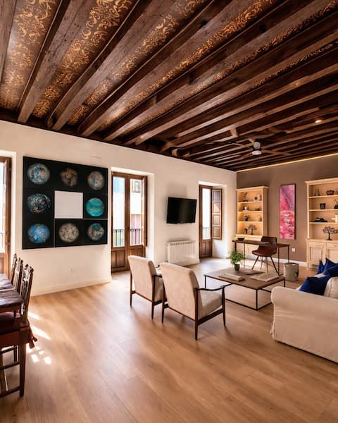 Propiedad de Airbnb exitosa: Unique Downtown Space: Parking and A/C en Ávila