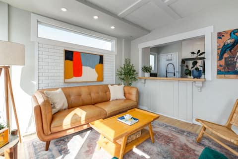 Top Airbnb: Bright, artistic, walkable, vibrant location in Bowness