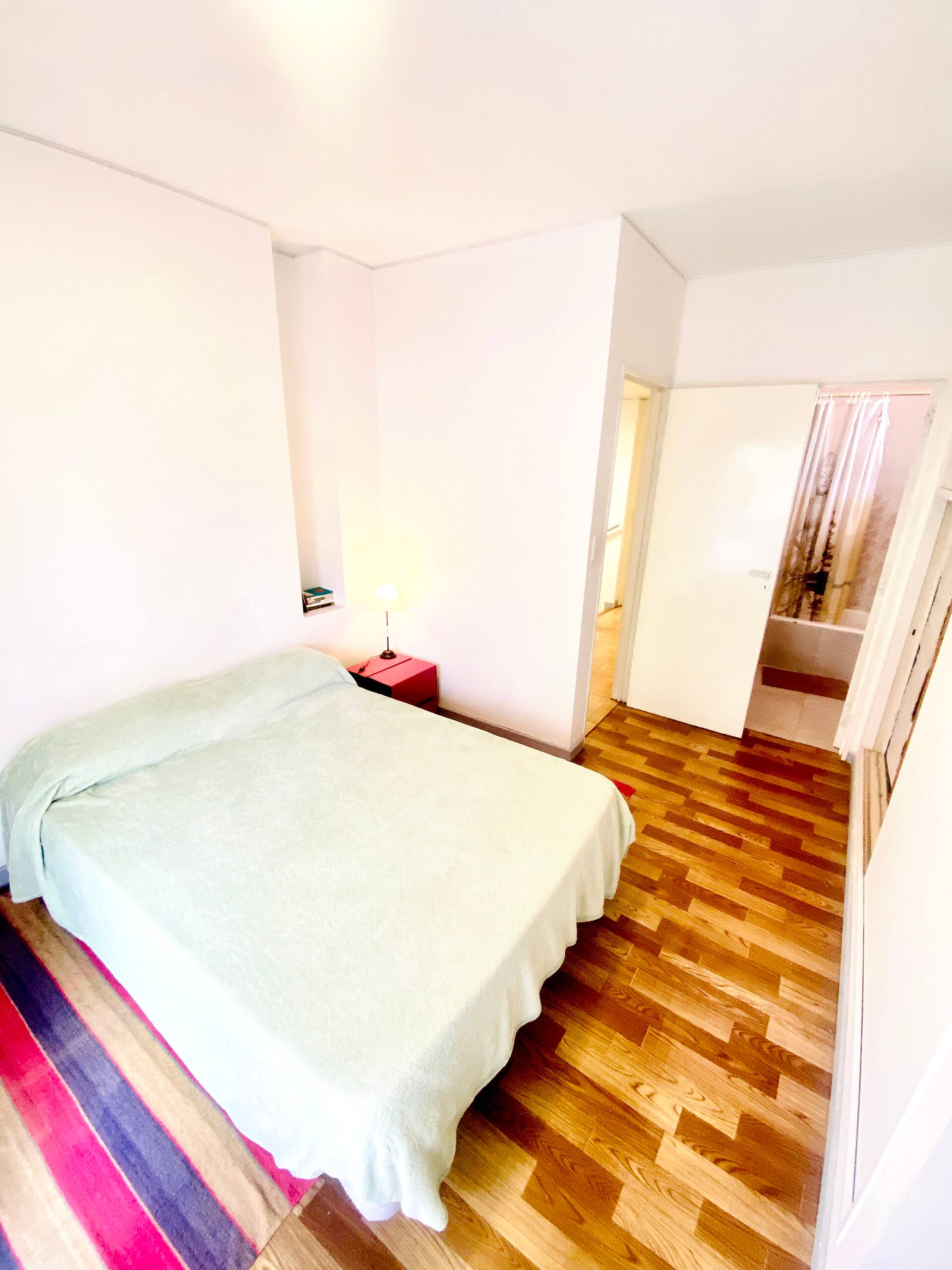 Habitación con balcón y baño privado en Villa Crespo