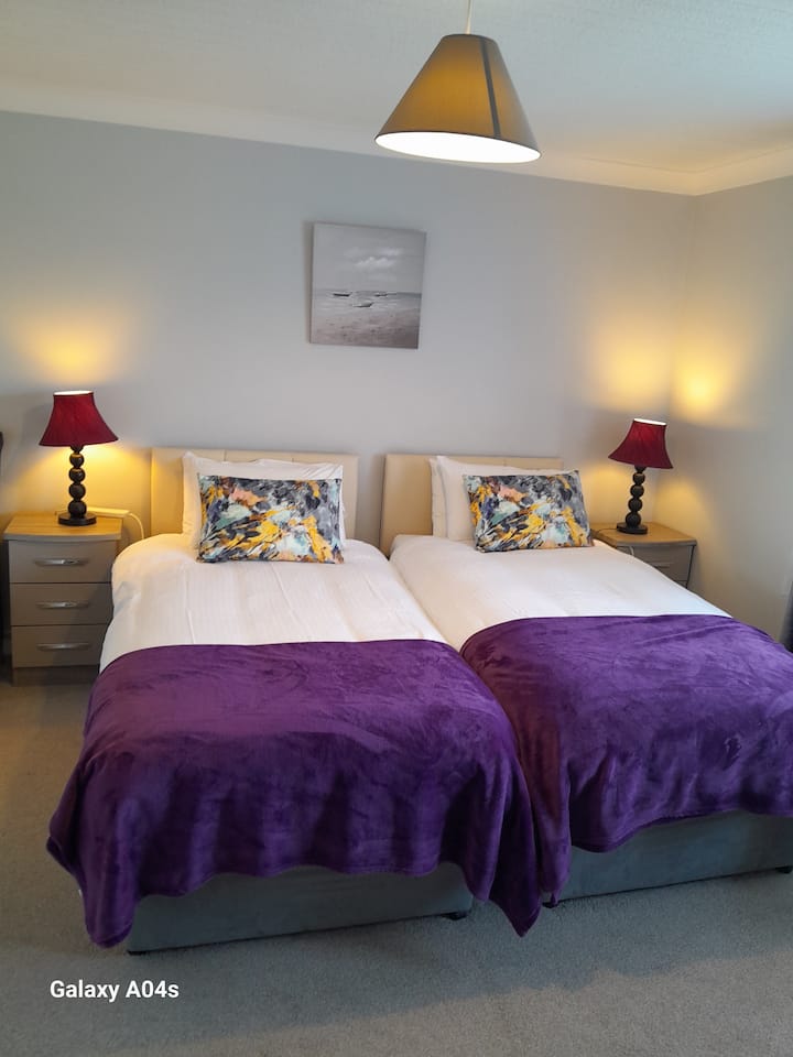 غرفة نوم داخلية في الطابق الأرضي.