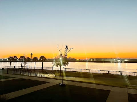 Water front/sleeps 6-8/ Downtown