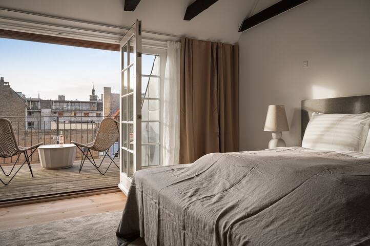 Luxury 3-Story Penthouse in CPH City Centre gallery image 2