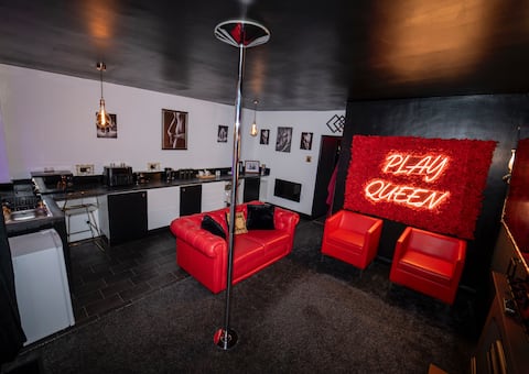 Successful Airbnb property: Play Queen - A Playful Unique Hot Tub Retreat in City Of Wolverhampton