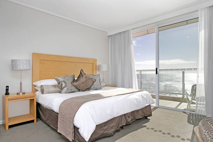 Ocean-View Penthouse Bantry Bay gallery image 4