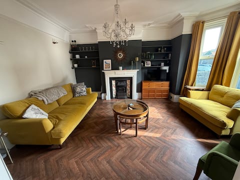 Popular Airbnb listing: Spacious, pet friendly home 3 mins from the beach. in Hopton On Sea