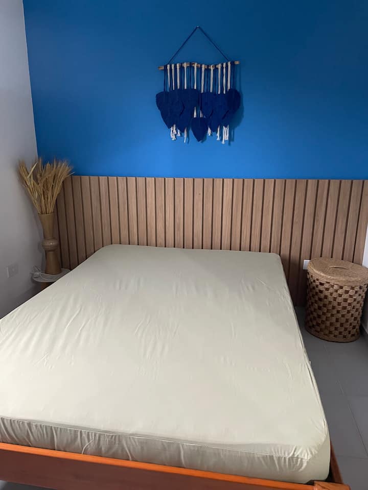 Cama doble con funda protectora para una mejor higiene.