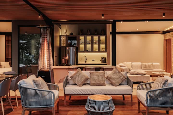 Villa De Lujo Entre El Bosque Y La Ciudad - Medellín