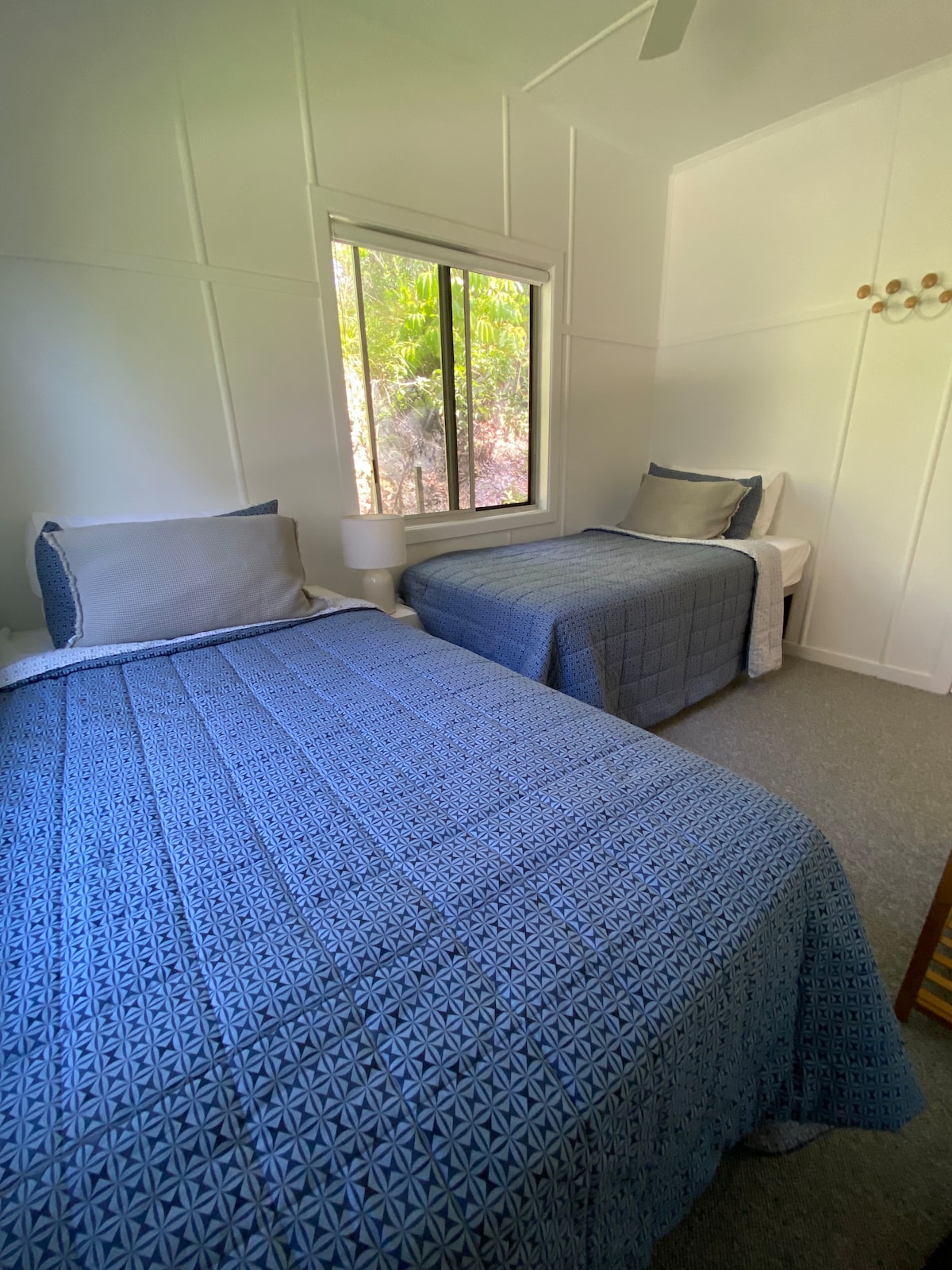 მე-3 საძინებელი 2 დიდი ერთადგილიანი საწოლით და ღია გარდერობით 