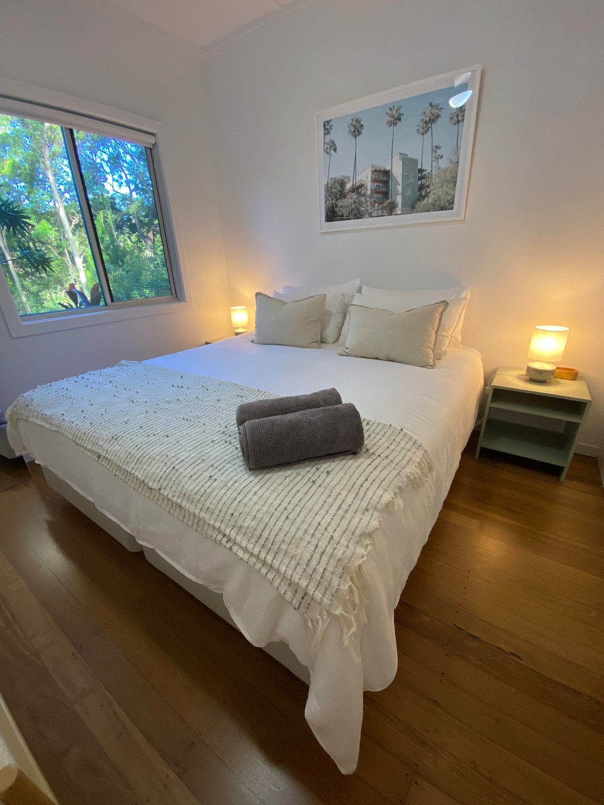 მე-2 საძინებელი დიდი საწოლით და ჩაშენებული გარდერობით 