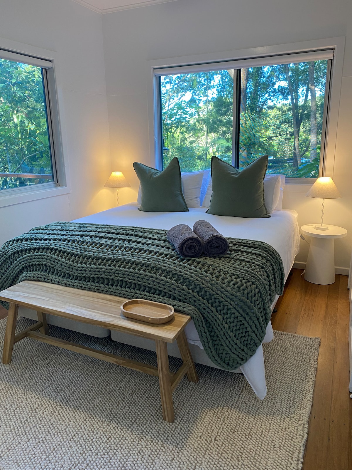 Მთავარი საძინებელი დიდი საწოლით და ჩაშენებული გარდერობით 