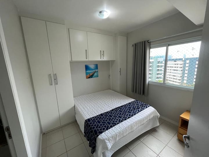 Долен кат:апартман 1
Дупли и помошен кревет, затемнет,клима уред и бања. Обезбедуваме чаршафи,перници,перници, крпа за едно лице и една крпа за под во бањата (дополнителни промени за престои подолги од седум дена) БЕЗ крпи и покриени 